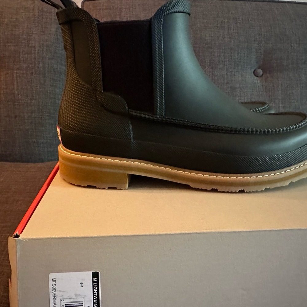 HUNTER CHELSEA BOOT / size 10 / men’s / black w/ gum bottom/ rain boot / NEW